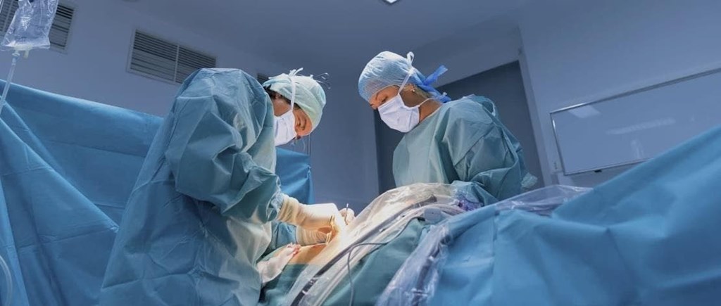 ¿En qué casos es necesaria la cirugía transanal?