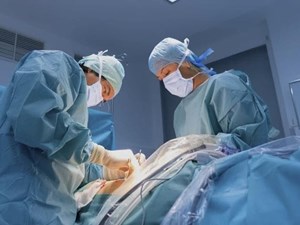 ¿En qué casos es necesaria la cirugía transanal?