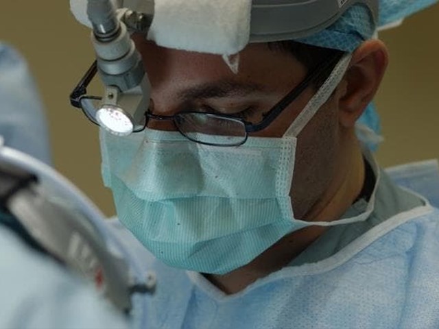 Operación de hernia inguinal a través de laparoscopia